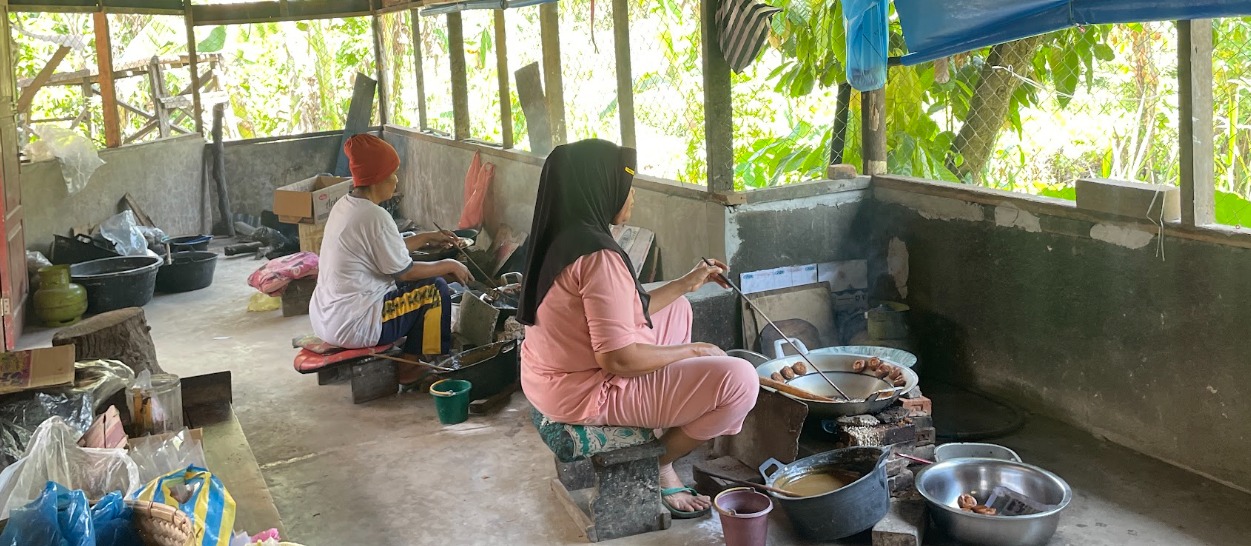Dari Dapur ke Peluang Usaha: Peran Paniaram Entuna dalam Membuka Lapangan Kerja Ibu Rumah Tangga
